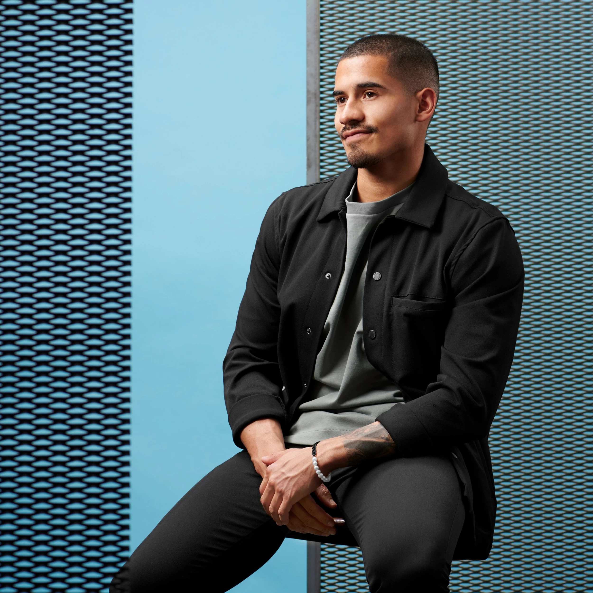 Amager | Gunmetal Stainless Steel Curb Chain & Pearl Bracelet - Image 4